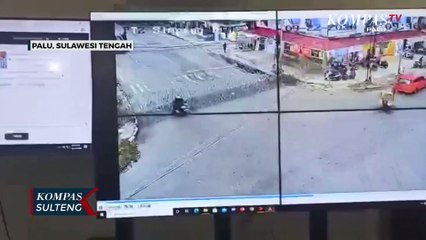 Pengendara Motor Menabrak Barikade Pengaman Demo