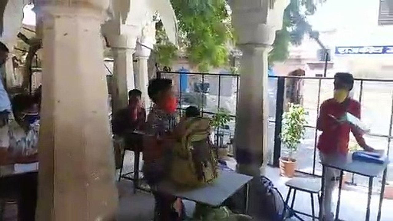 सरकारी स्कूल में बच्चों को पढ़ा रहे प्राचार्य फ...