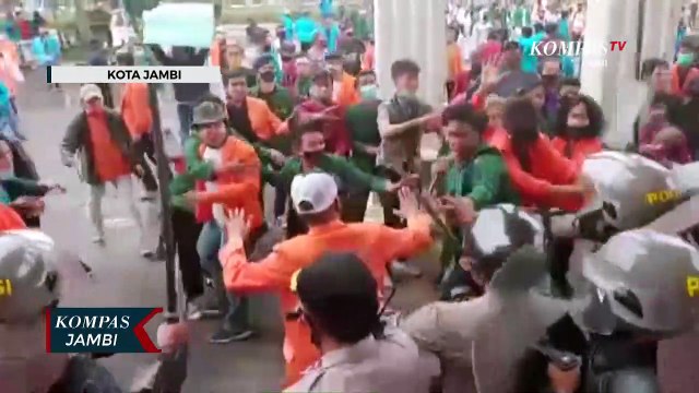 Aksi Demo Tolak UU Cipta Kerja Berlangsung Ricuh