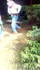 सपा नेता ने महिलाओ पर ताना पिस्टल, देखिए वीडियो