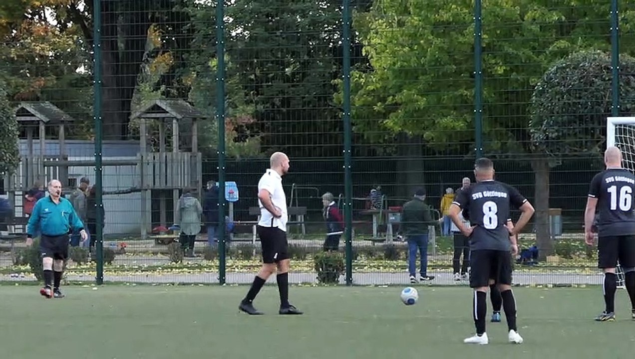 Nico Makowski (Inter Roj) verschießt einen Elfmeter gegen die SVG IV