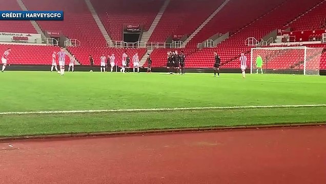 Le coup franc imparable de Tom Edwards avec les U23 de Stoke