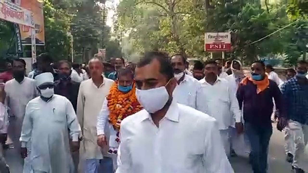 नामांकन के दौरान कोविड 19 के नियमों की उड़ी धज्जियां