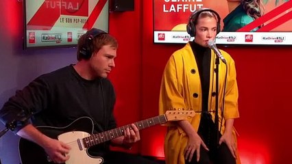 Claire Laffut interprète "Les mots bleus" dans #LeDriveRTL2