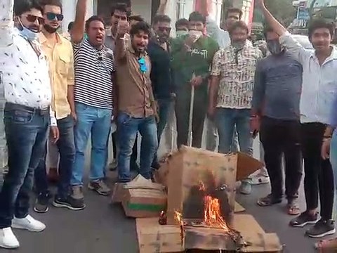 उज्जैन के टावर चौक पर उच्च शिक्षा मंत्री मोहन यादव का फूंका पुतला