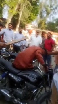 छेड़छाड़ के मामले में बुलेट सवार व्यक्ति को बीच सड़क पर गिरा गिरा कर पीटा