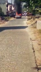 पीलीभीत: कार में लगी अचानक भीषण आग, धूं-धूंकर कार जलकर स्वहा