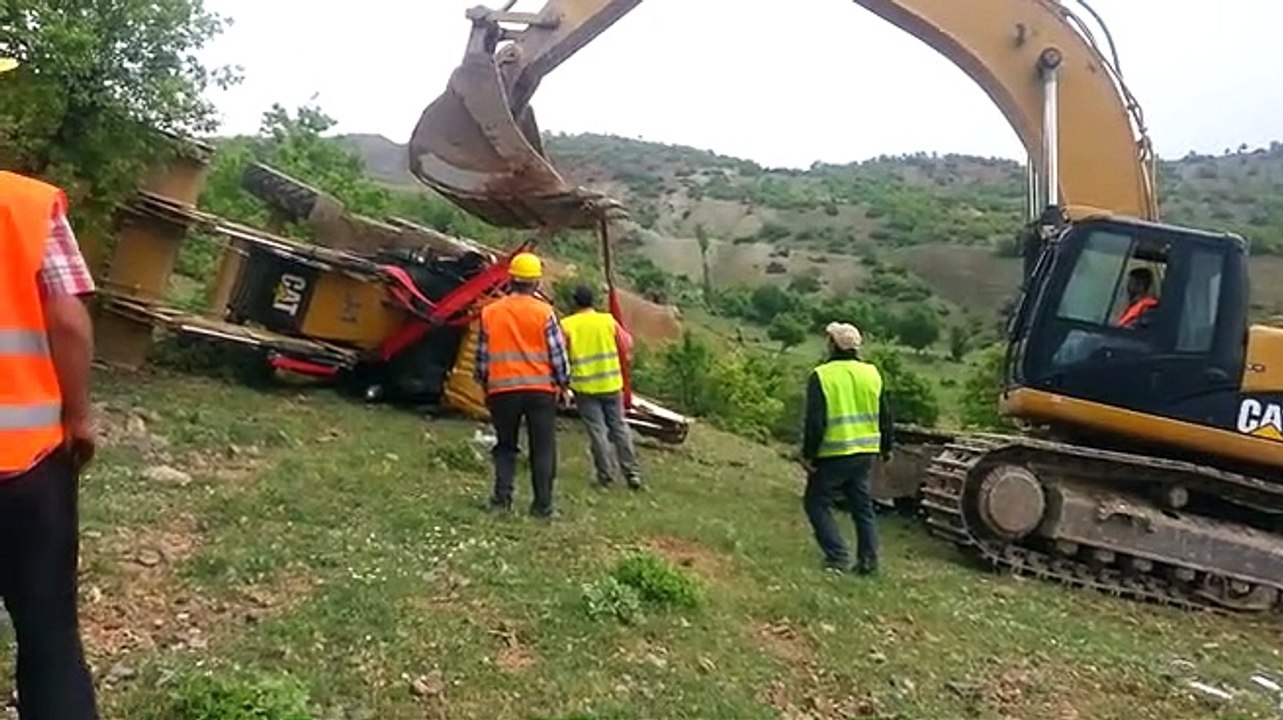 Il tente de redresser un tractopelle : ça ne se passe pas comme prévu