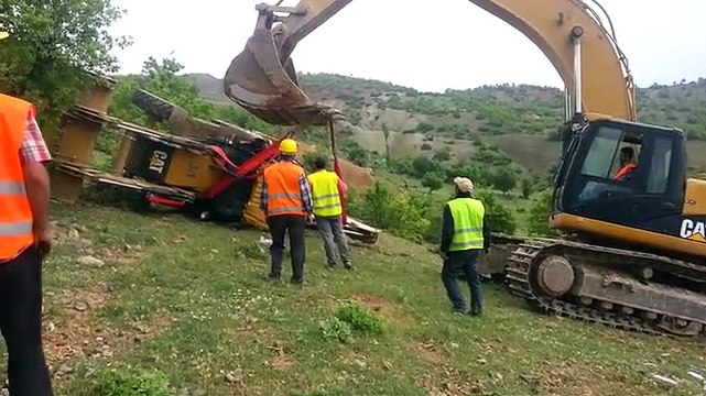 Il tente de redresser un tractopelle : ça ne se passe pas comme prévu