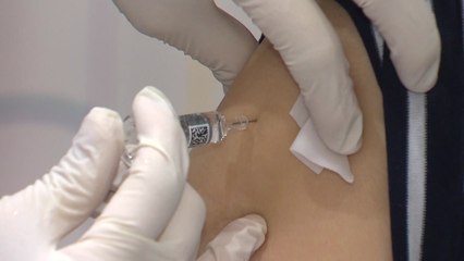 무료 백신접종 재개 첫날, 곳곳 대기 줄...일부 병원에선 헛걸음 / YTN