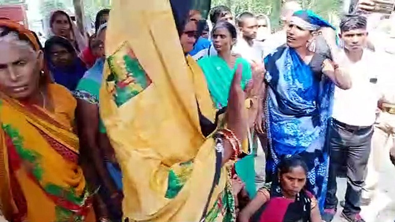 हैंडपंप में पानी भरने की विवाद में वृद्ध की हत्या मामले में परिजनों का हंगामा