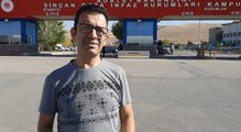 Sanatçı Oğuz Aksaç Müyesser Yıldız'a cezaevinde türkü söyledi