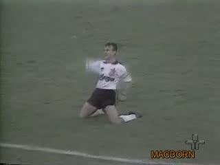 Neto comemorando um Gol