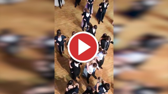Estudiantes viven atípica graduación bailando de espaldas