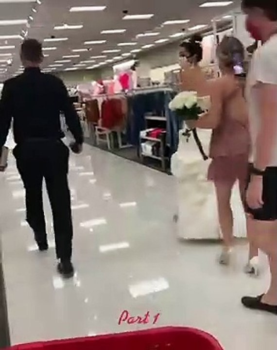 Elle débarque au service de son fiancé avec un maire et l'oblige à l'épouser après 2 ans de fiançailles