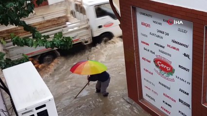 Lodos demir çatıyı kara yoluna uçurdu