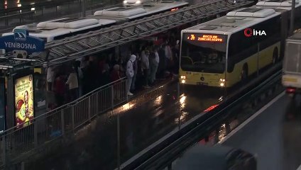 İstanbul’da yağmur trafiği felç etti