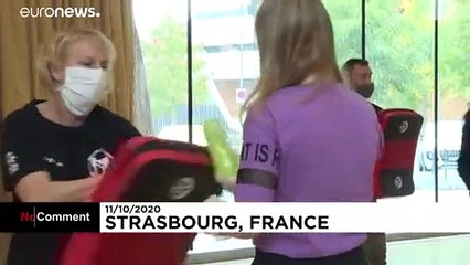 Fransa'da şiddete uğrayan kadınlar savunma sporları öğreniyor