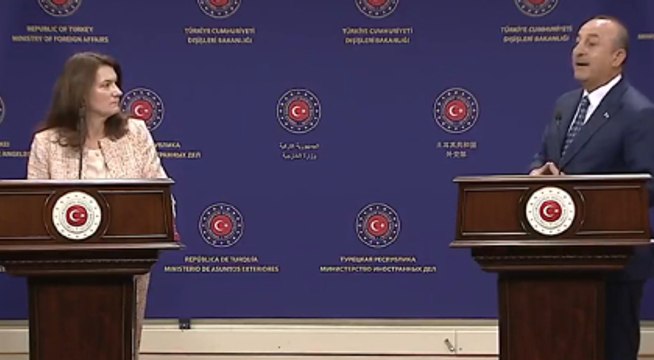 İsveç Bakana canlı yayında tepki