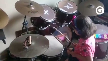 Na bateria, menina Elisa gosta das músicas mais agitadas