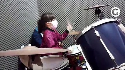 Aos 5 anos, capixaba Elisa é a baterista mais jovem do Brasil