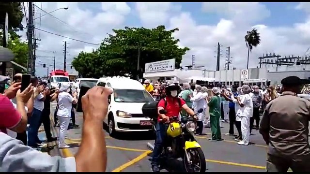 Lágrimas, homenagens e aplausos marcam cortejo do enfermeiro Ronaldo Beserra em João Pessoa