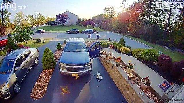 Sous sa voiture pour réparer le moteur, il oublie le frein