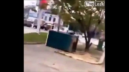 Il se jette sur des toilettes de chantier alors qu'une fille est dedans
