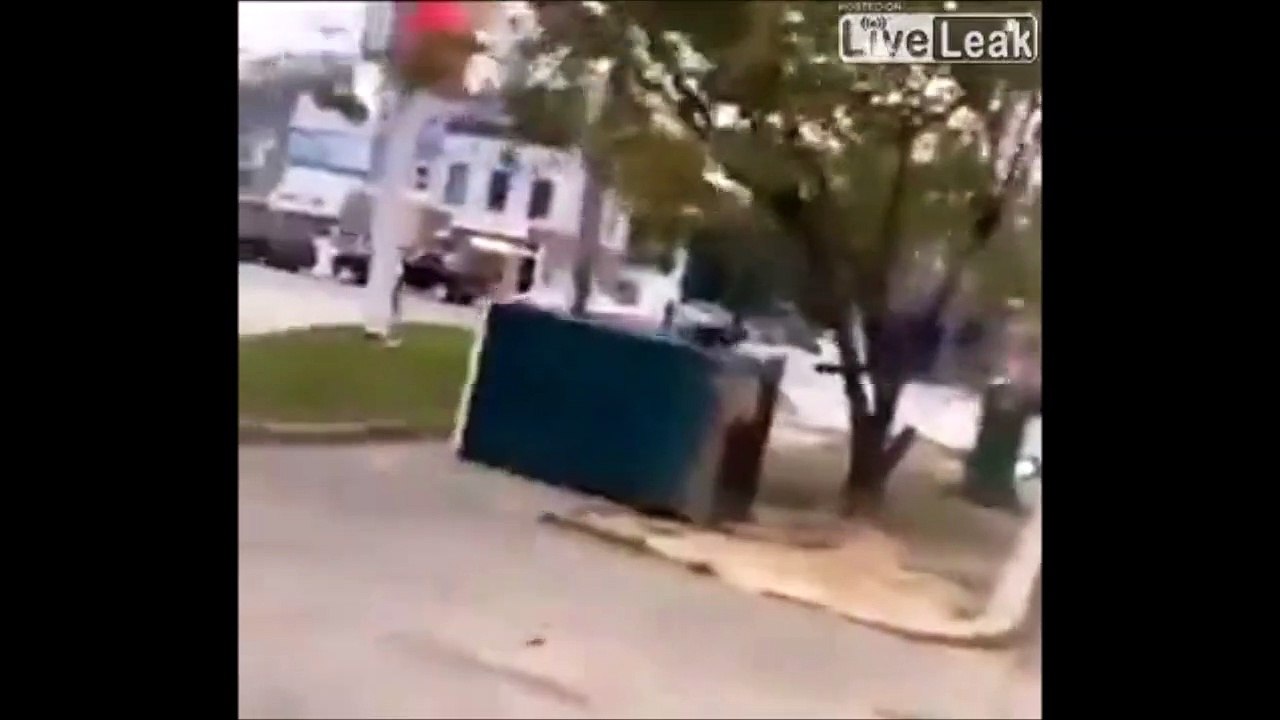 Il se jette sur des toilettes de chantier alors qu'une fille est dedans