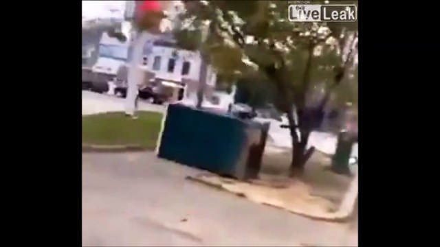 Il se jette sur des toilettes de chantier alors qu'une fille est dedans