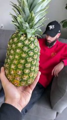 Il vous montre une astuce incroyable pour manger un ananas facilement