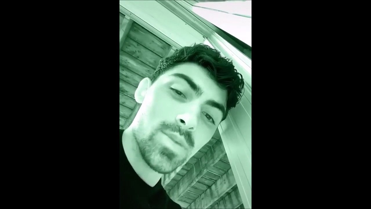 Il veut faire une surprise à son frère qu'il na pas vu depuis 6 mois mais se trompe de maison