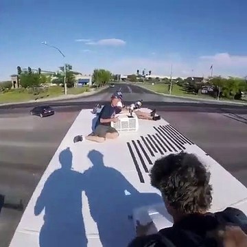 Il saute en base jump depuis un camion roulant sur un pont