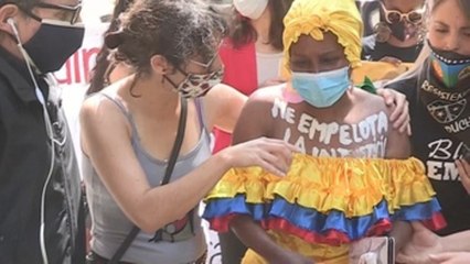 Madre de joven asesinado en protestas en Chile se desnuda para exigir justicia