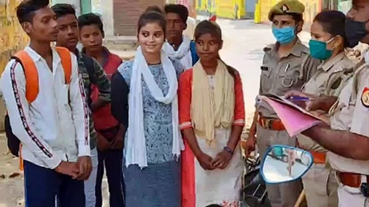 बकेवर पुलिस ने बकेवर कस्बे में चलाया एंटी रोमियो