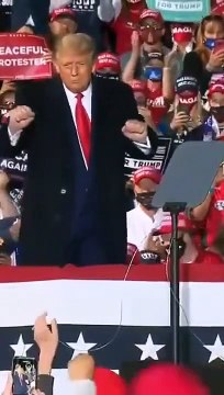 Buzz : Pour son premier meeting de campagne depuis sa guérison , Donald Trump enflamme les réseaux sociaux en dansant sur Village People à la fin d'un meeting