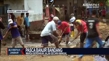 Warga Bersihkan Jalan Pasca Banjir di Garut