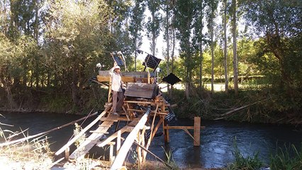 Kurduğu ilginç düzenekle tarlasını suladı