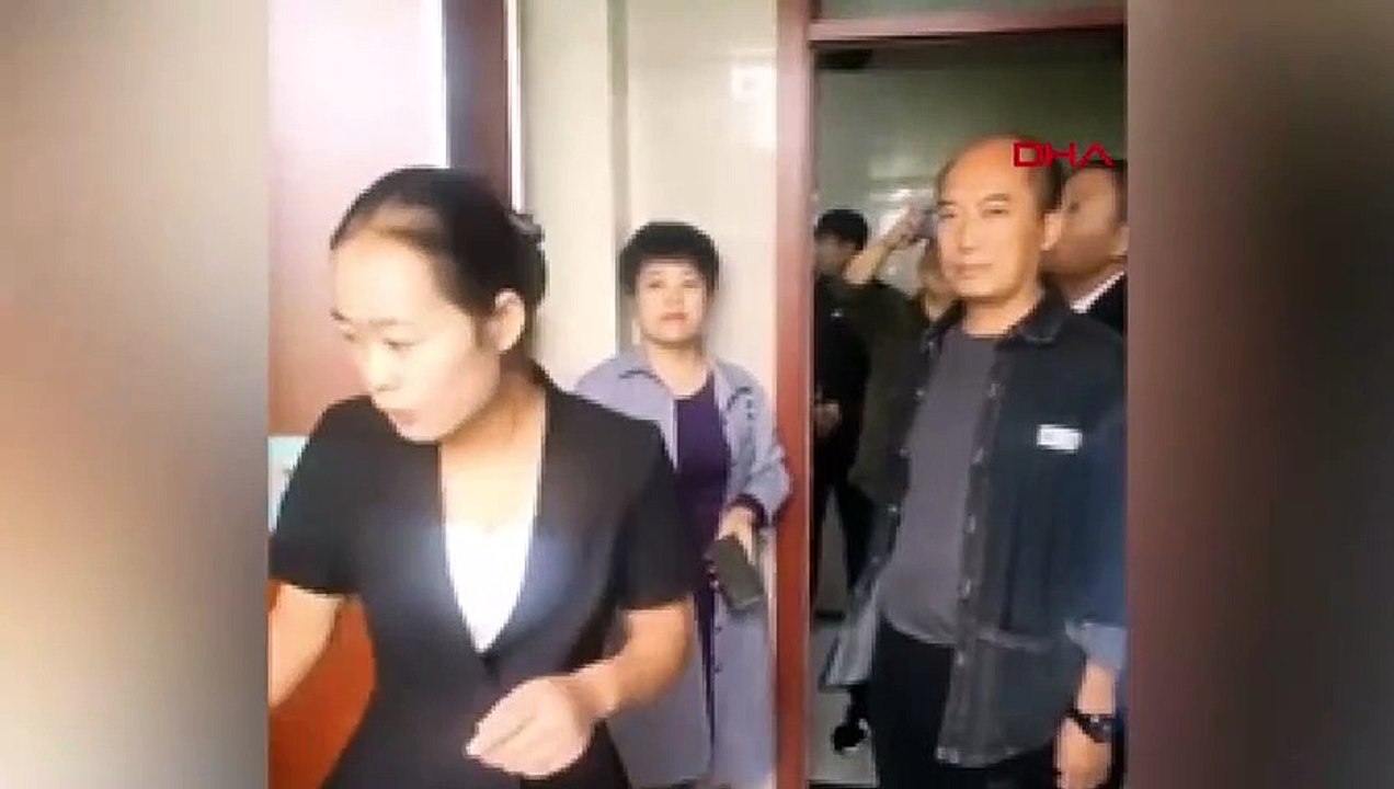 Temizlik görevlisi, iyi temizlik yaptığını göst...