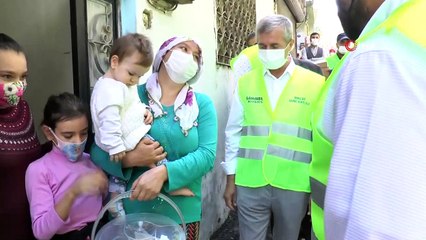 Gaziantep’te evinin önünü temizleyenlere ‘Temizlik Seti’ hediyesi