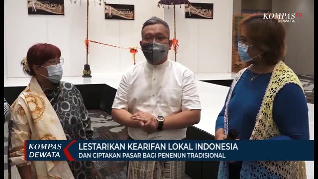 Fashion Show Lestarikan Kain Khas Indonesia