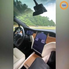 Il a tellement confiance en sa Tesla qu'il se met côté passager