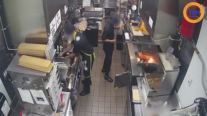 Une friteuse prend feu, il verse de l'eau pour l'éteindre mais...