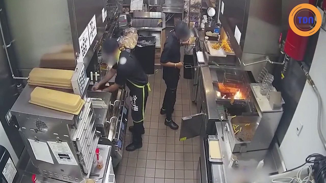 Une friteuse prend feu, il verse de l'eau pour l'éteindre mais...