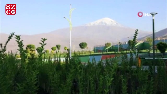 Ağrı Dağı'nın eteklerine mevsimin ilk karı yağdı