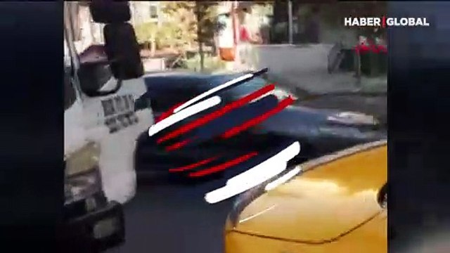 Tekmeli-yumruklu yol verme kavgası kamerada