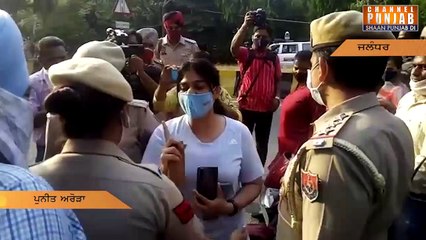 ਭਾਜਪਾ ਦੇ ਧਰਨੇ 'ਚ ਆਹ ਜਵਾਨ ਕੁੜੀ ਨੇ ਸ਼ੇਰਨੀ ਬਣਕੇ ਸ਼ਰੇਆਮ ਖੋਲਤੇ ਭਾਜਪਾ ਵਾਲਿਆਂ ਦੇ ਗੰਦੇ ਚਿੱਠੇ