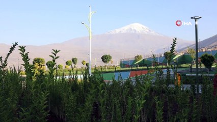 - Ağrı Dağı'nın eteklerine mevsimin ilk karı yağdı