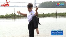 Nguyễn Trần Duy Nhất luyện tấn pháp bên bờ sông ở Cần Thơ 