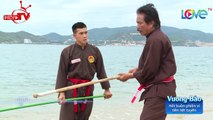 Nguyễn Trần Duy Nhất học đánh trường côn trên bãi biển Nha Trang 